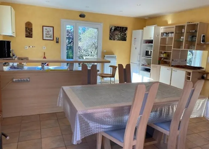 Maison Lumineuse Avec Jardin, 3 Ch., Proche Centre De Ceret, Jusqu'a 6 Pers., Animaux Bienvenus - Fr-1-703-49 * Céret